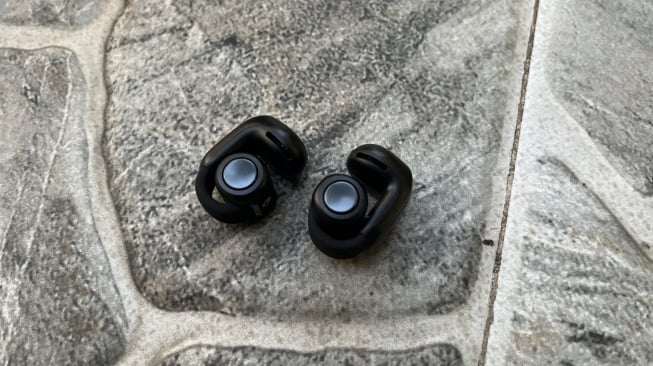 Review Bose Ultra Open Earbuds. [Suara.com/Dicky Prastya]