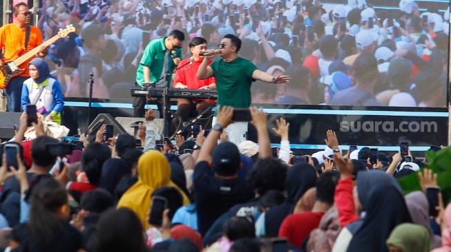 Grup musik Kahitna tampil menghibur warga saat Hari Bebas Kendaraan Bermotor (HBKB) di Bundaran HI, Jakarta, Minggu (19/5/2024). [Suara.com/Alfian Winanto]