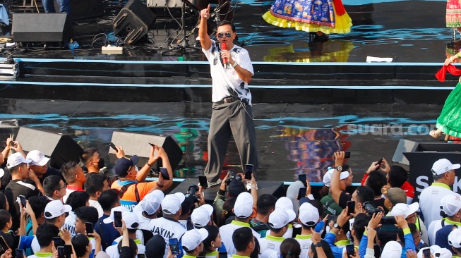 Grup musik Kahitna tampil menghibur warga saat Hari Bebas Kendaraan Bermotor (HBKB) di Bundaran HI, Jakarta, Minggu (19/5/2024). [Suara.com/Alfian Winanto]