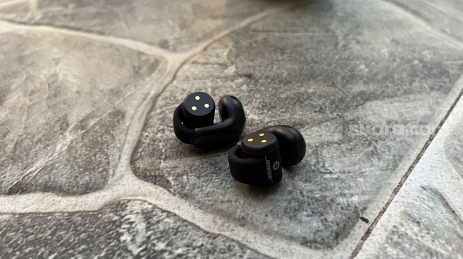 Review Bose Ultra Open Earbuds. [Suara.com/Dicky Prastya]