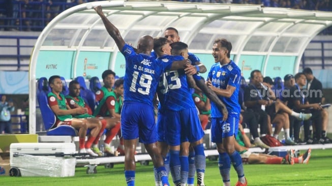 Pemain Persib merayakan gol Ciro Alves ke gawang Bali United [Suara.com/Rahman]