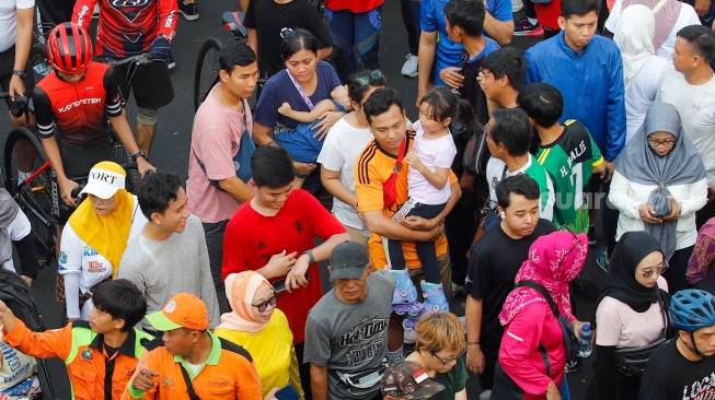 Suasana kepadatan warga yang datang saat Hari Bebas Kendaraan Bemotor (HBKB) di Kawasan Bundaran HI, Jakarta, Minggu (19/5/2024). [Suara.com/Alfian Winanto]