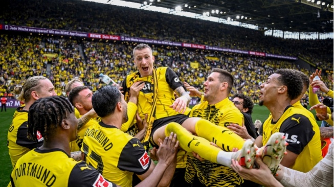 Kapten Borussia Dortmund, Marco Reus menjalani laga terakhirnya di Signal Iduna Park, Sabtu (18/5/2024). (Screenshot X/@BlackYellow)