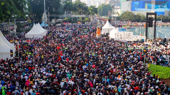 Suasana kepadatan warga yang datang saat Hari Bebas Kendaraan Bemotor (HBKB) di Kawasan Bundaran HI, Jakarta, Minggu (19/5/2024). [Suara.com/Alfian Winanto]