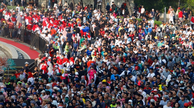 Suasana kepadatan warga yang datang saat Hari Bebas Kendaraan Bemotor (HBKB) di Kawasan Bundaran HI, Jakarta, Minggu (19/5/2024). [Suara.com/Alfian Winanto]