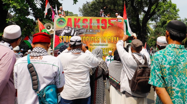 Sejumlah massa melakukan Aksi Bela Palestina di depan Kedutaan Besar Mesir, Jakarta, Minggu (19/5/2024). [Suara.com/Alfian Winanto]