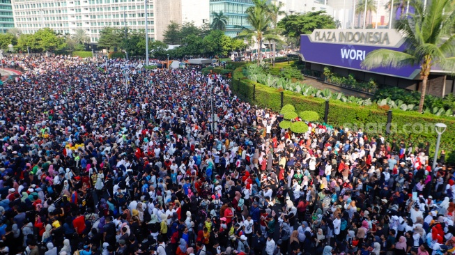 Suasana kepadatan warga yang datang saat Hari Bebas Kendaraan Bemotor (HBKB) di Kawasan Bundaran HI, Jakarta, Minggu (19/5/2024). [Suara.com/Alfian Winanto]