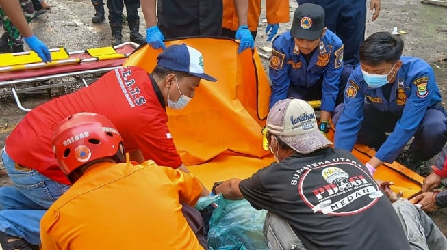 Petugas BPBD Kota Tangsel mengevakuasi jenazah korban pesawat jatuh di BSD Serpong, Tangerang Selatan, Banten, Minggu (18/5/2024). [ANTARA FOTO/Rais Fauzan Azhar/Bal/YU]