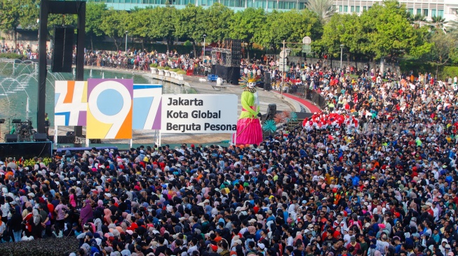 Suasana kepadatan warga yang datang saat Hari Bebas Kendaraan Bemotor (HBKB) di Kawasan Bundaran HI, Jakarta, Minggu (19/5/2024). [Suara.com/Alfian Winanto]