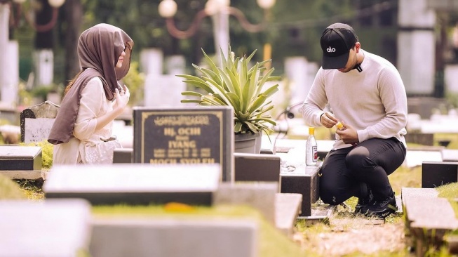 Thariq Halilintar dan Aaliyah Massaid kunjungi makam Adjie Massaid (Instagram/@thariqhalilintar)