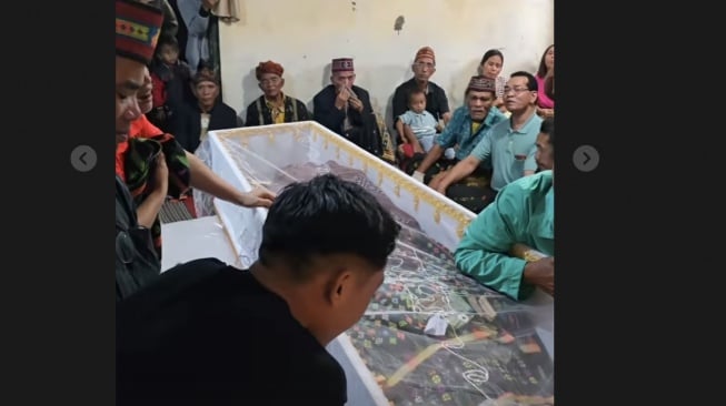 Betrand Peto nangis di depan jenazah sang nenek [Instagram]