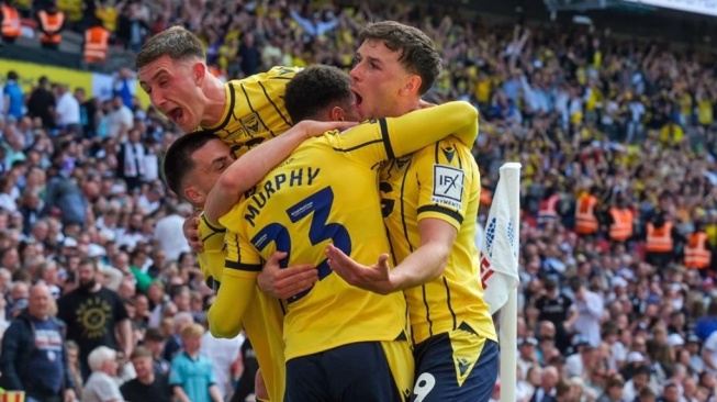 Para pemain Oxford United merayakan gol Josh Murphy ke gawang Bolton Wanderers dalam pertandingan final play-off League One 2023-2024 yang berlangsung di Stadion Wembley, Sabtu malam. Oxford menang 2-0 dan promosi ke Divisi Championship Inggris. [Oxford United]