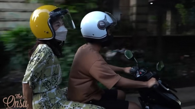 Betrand Peto dan Sarwendah boncengan naik Honda BeAT (Youtube/The Onsu Family)