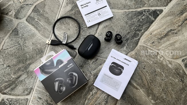 Isi boks Bose Ultra Open Earbuds. [Suara.com/Dicky Prastya]