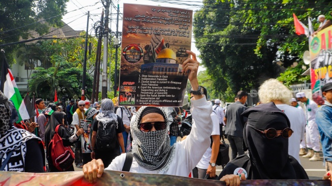 Sejumlah massa melakukan Aksi Bela Palestina di depan Kedutaan Besar Mesir, Jakarta, Minggu (19/5/2024). [Suara.com/Alfian Winanto]