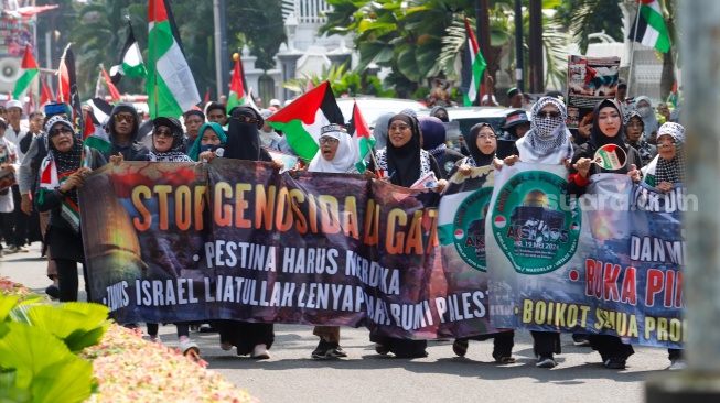 Sejumlah massa melakukan Aksi Bela Palestina di depan Kedutaan Besar Mesir, Jakarta, Minggu (19/5/2024). [Suara.com/Alfian Winanto]