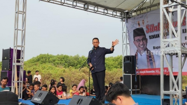 Eks Gubernur DKI Jakarta, Anies Baswedan saat mengunjungi Kampung Marlina, Muara Baru, Jakarta Utara, pada Minggu (19/5/2024). (Suara.com/Fakhri)