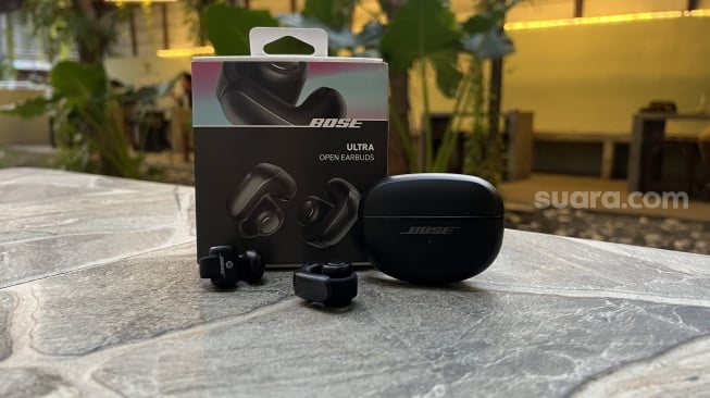 Review Bose Ultra Open Earbuds. [Suara.com/Dicky Prastya]