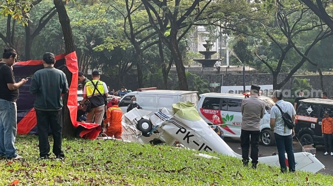 BREAKING NEWS! Pesawat Jatuh di Lapangan Sunburst BSD Serpong, Polisi Sebut Ada 3 Korban Jiwa