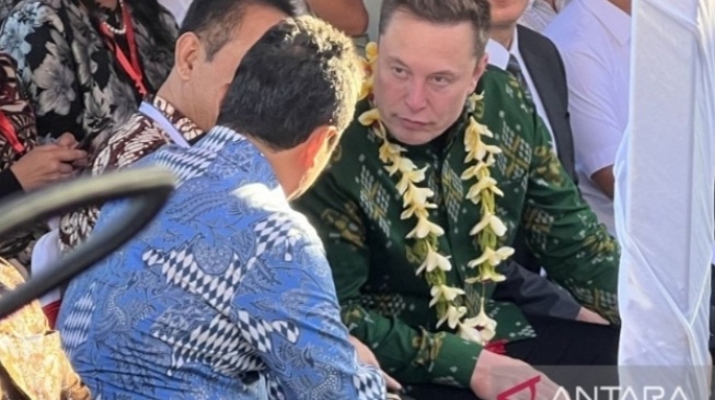 Elon Musk (tengah, pakaian hijau), entrepreneur Amerika Serikat, CEO sederet perusahaan teknologi, otomotif, dan antariksa tampak berbincang dengan Menteri Kelautan dan Perikanan Sakti Wahyu Trenggono (pakaian biru) pada acara uji coba layanan internet berbasis satelit LEO, di Puskemas Pembantu Sumerta Kelod, Denpasar, Bali, Minggu (19/5/2024) [ANTARA/Putu Indah Savitri]