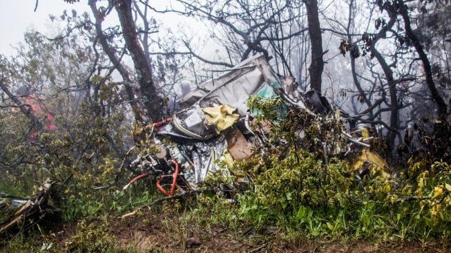 Gambar menunjukkan puing-puing di lokasi jatuhnya helikopter yang mengangkut Presiden Iran di daerah pegunungan Varzaghan di barat laut Iran, Senin (20/5/2024). [Azin HAGHIGHI / MOJ News Agency / AFP]