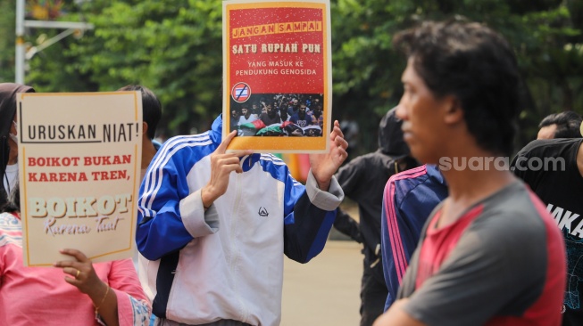 Massa dari Solidaritas Mahasiswa Untuk Rakyat Palestina (SMURP) saat menggelar aksi boikot produk yang terafiliasi Israel di kawasan Patung Kuda, Jakarta, Senin (20/5/2024). [Suara.com/Alfian Winanto]