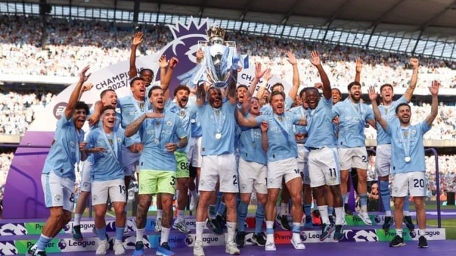 Manchester City mengangkat piala juara Liga Premier Inggris 2024. (https://www.premierleague.com/matchweek)