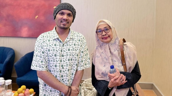 Yunifah Lismawati, ibu Ria Ricis dan Ustaz Hanan Attaki. [Instagram/yunifahlismawati]