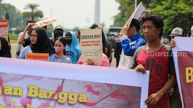 Massa dari Solidaritas Mahasiswa Untuk Rakyat Palestina (SMURP) saat menggelar aksi boikot produk yang terafiliasi Israel di kawasan Patung Kuda, Jakarta, Senin (20/5/2024). [Suara.com/Alfian Winanto]