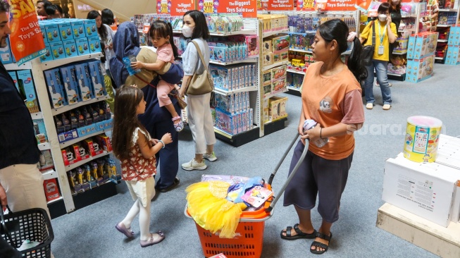 Pembeli memilih mainan anak-anak di salah satu pusat perbelanjaan di Jakarta, Senin (20/5/2024). [Suara.com/Alfian Winanto]