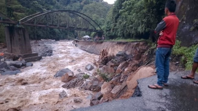 Jalan Padang-Bukittinggi Masih Perbaikan, Pengendara yang Nekat Melintasi Lembah Anai Bakal Ditindak Tegas