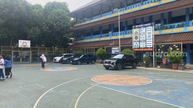 Penampakan gedung SMPN 73 Tebet pasca seorang siswa terjatuh lantai tiga sekolah. (Suara.com/Faqih)