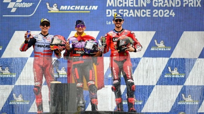 (Ki-ka) Pembalap Gresini Racing Marc Marquez, pembalap Prima Pramac Jorge Martin, dan pembalap Ducati Lenovo Francesco Bagnaia berfoto di podium MotoGP Prancis di Le Mans, Prancis, Minggu (12/5/2024). (ANTARA/HO/MotoGP)