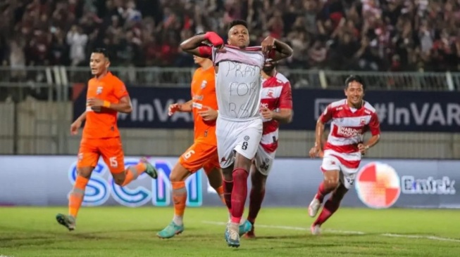 Pesepak bola Madura United Hugo Gomes melakukan selebrasi usai mencetak gol ke gawang Borneo FC pada pertandingan semifinal leg pertama Championship Series Liga 1 di Stadion Gelora Bangkalan, Bangkalan, Jawa Timur, Rabu (15/5/2024). Madura United menang dengan skor 1-0. ANTARA FOTO/Rizal Hanafi/foc.