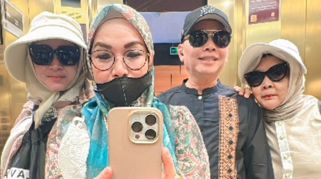 Orangtua Ayu Ting Ting, Ayah Ojak dan Umi Kalsum Naik Haji (Instagram)