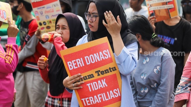 Massa dari Solidaritas Mahasiswa Untuk Rakyat Palestina (SMURP) saat menggelar aksi boikot produk yang terafiliasi Israel di kawasan Patung Kuda, Jakarta, Senin (20/5/2024). [Suara.com/Alfian Winanto]