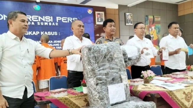 Polda Sumbar Gagalkan Peredaran 23 Kg Ganja, 3 Pelaku Diciduk