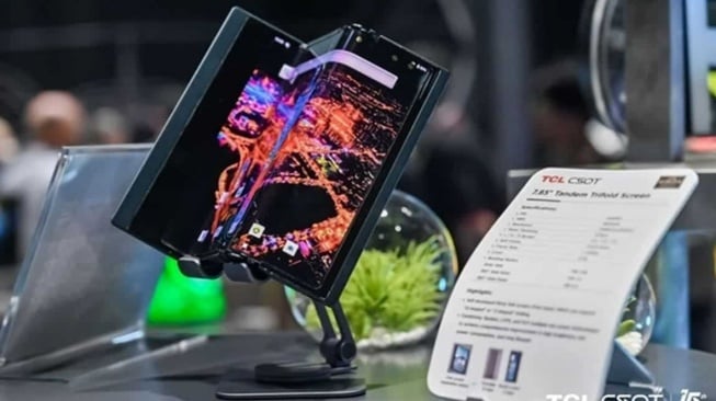 TCL Rilis HP Layar Lipat Tiga Berukuran 7,85 Inci Pertama di Dunia, Bawa Bodi Tipis