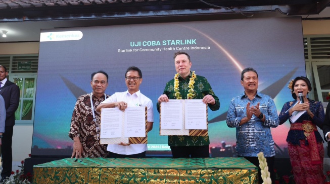 Kerja sama Menkes Budi Gunadi Sadikin dan Elon Musk untuk menyediakan internet Starlink di puskesmas daerah terpencil di Indonesia. [Dok. Kemenkes]