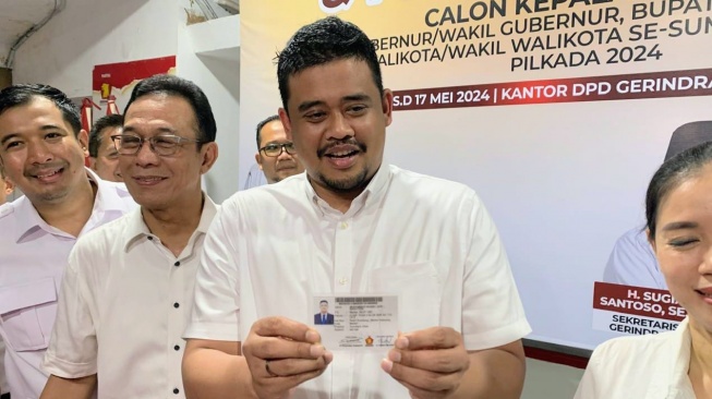  Wali Kota Medan Bobby Nasution menunjukkan KTA Partai Gerindra. [Ist]