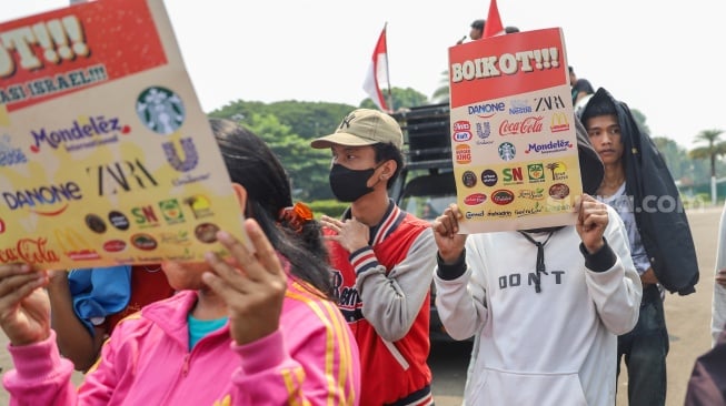 Massa dari Solidaritas Mahasiswa Untuk Rakyat Palestina (SMURP) saat menggelar aksi boikot produk yang terafiliasi Israel di kawasan Patung Kuda, Jakarta, Senin (20/5/2024). [Suara.com/Alfian Winanto]