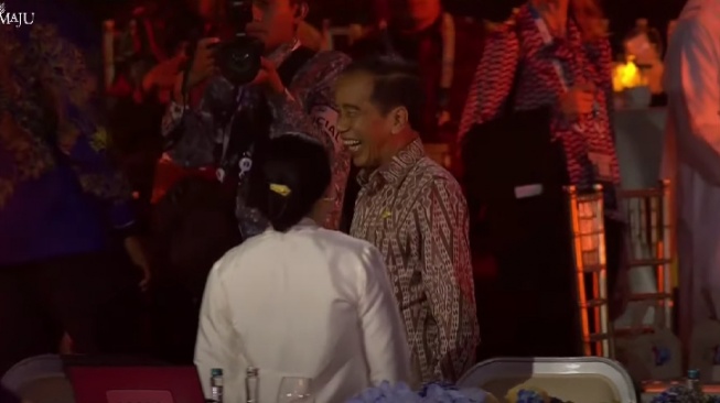 Momen hangat antara Presiden Joko Widodo atau Jokowi dengan Ketua DPP PDIP Puan Maharani dalam gala dinner World Water Forum (WWF) ke-10 di Bali, Minggu (19/5/2024) malam. (tangkap layar)