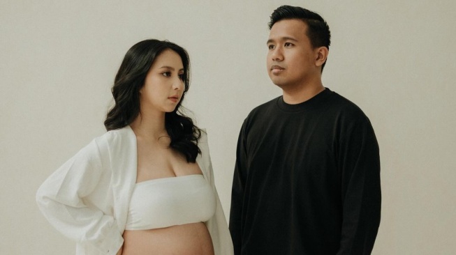 10 Potret Maternity Shoot Clairine Clay, Pesona Bumil Makin Menawan