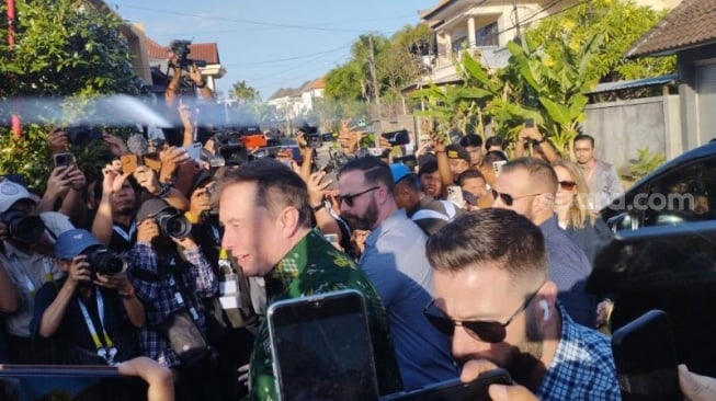 Elon Musk saat mengunjungi Puskesmas Pembantu Sumerta Kelod, Kota Denpasar, Minggu (19/5/2024) [Suara.com/Putu Yonata Udawananda]