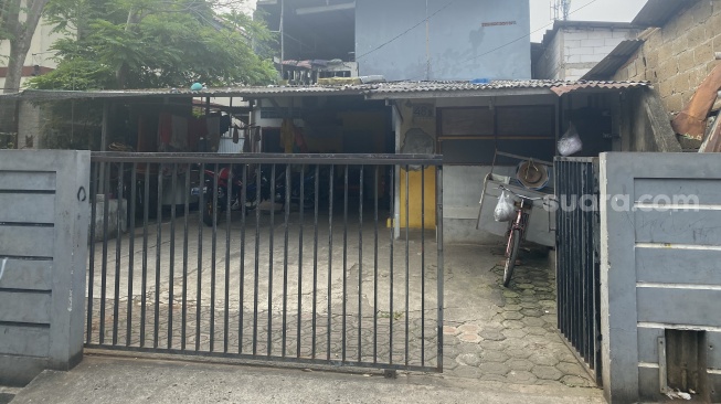 Penampakan rumah yang diduga ditempati Neneng Komala Dewi ibu yang rela anaknya disetubuhi pacar sampai hamil di kawasan Duren Sawit, Jakarta Timur. (Suara.com/Faqih)