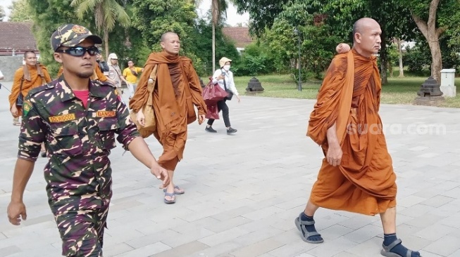 Sambut Biksu Thudong di Magelang, Potret Islam Rahmatan Lil Alamin dan Kehangatan Orang Jawa