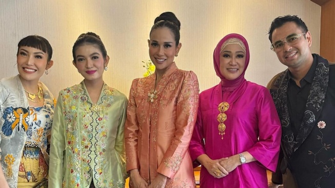 Ayu Dewi, Selvi Ananda, dan Raffi Ahmad di Solo (Instagram/ademayem.solo)