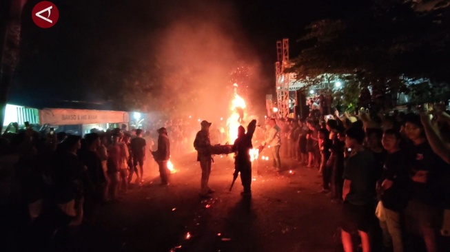 Tradisi Perang Obor di Jepara: 400 Obor Dijadikan Alat 'Perang'