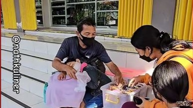 Tanpa Jual Kesedihan, Bapak Jual Donat di Pinggiran Toko Tabanan Sambil Pangku Anak