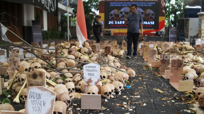 Aktivis hak asasi manusia (HAM) menabur bunga di instalasi Peringatan 26 Tahun Reformasi di kawasan Menteng, Jakarta Pusat, Selasa (21/5/2024). [Suara.com/Alfian Winanto]